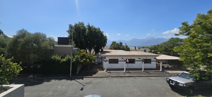 To Let 4 Bedroom Property for Rent in Lemoenkloof Western Cape